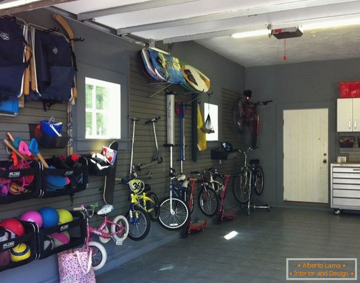 Nosilci za kolesa na steni v garaži