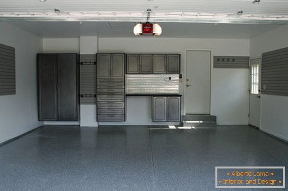 Notranjost garaže v sivi barvi