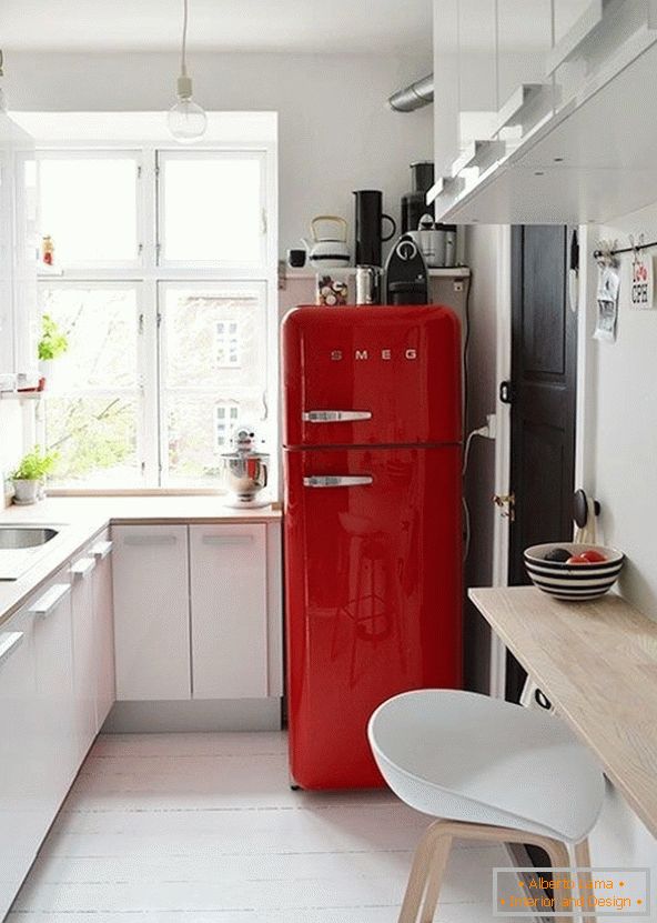 Svetel hladilnik v beli kuhinji