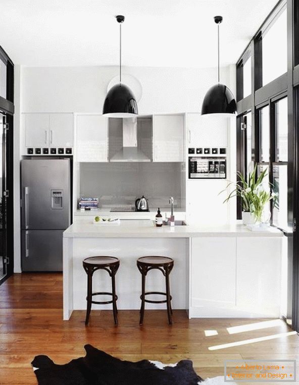 Kuhinja v črno-beli barvi