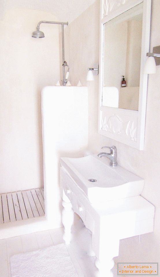 Kombinirana kopalnica v beli barvi