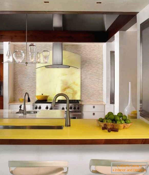 Bledo rumena barva v notranjosti kuhinje zasebne hiše