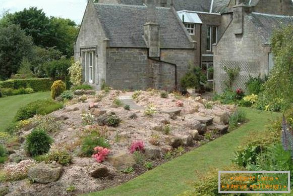 Zasnova zasebnega hišnega vrta z alpskim toboganom