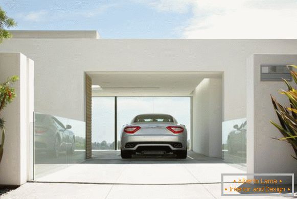 Avto v elegantni beli garaži
