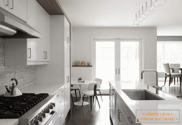 Bela siva kuhinja - fotografija v notranjosti sodobne hiše