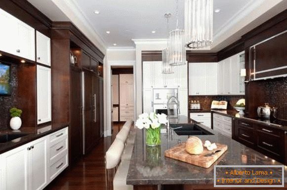 Kombinacija bele in rjave v notranjosti kuhinje na fotografiji
