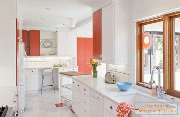 Kuhinja v beli barvi - fotografija v kombinaciji z rdečimi elementi