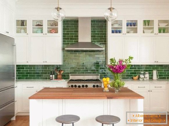 Zeleni predpasnik za belo kuhinjo - fotografija pravokotnih ploščic