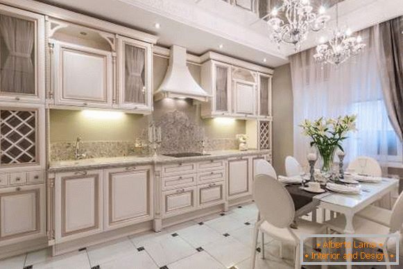 Kuhinja bela z zlato patino - foto notranjost
