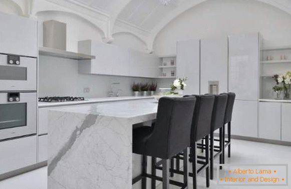 Kuhinja bela sijaja - fotografija nenavadnega oblikovanja v notranjosti