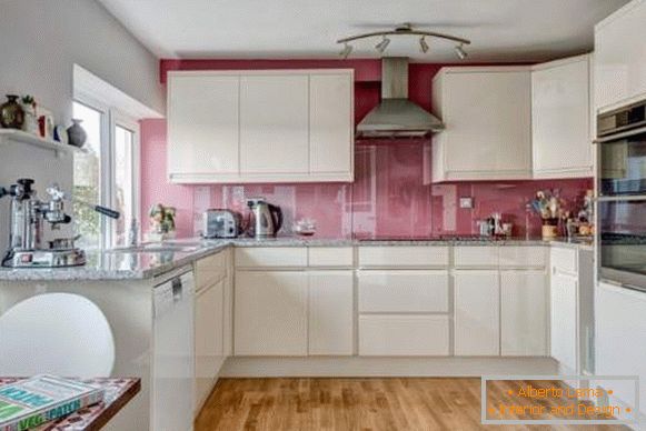 Kuhinja bela saten - fotografija v kombinaciji z roza predpasnik