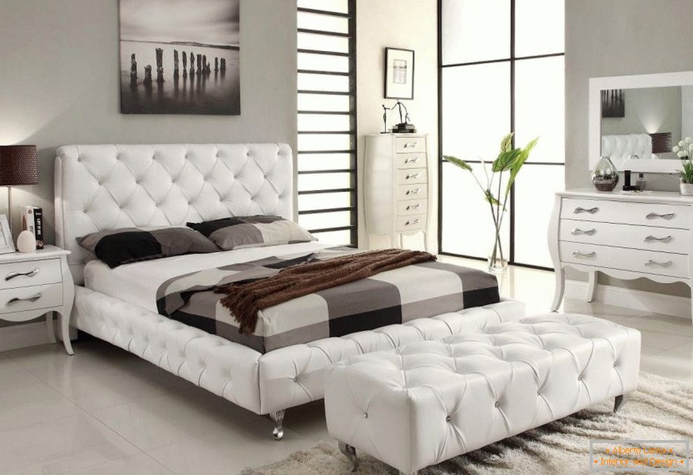 Notranjost spalnice z belo pohištvo