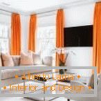 Oranžne zavese v beli notranjosti