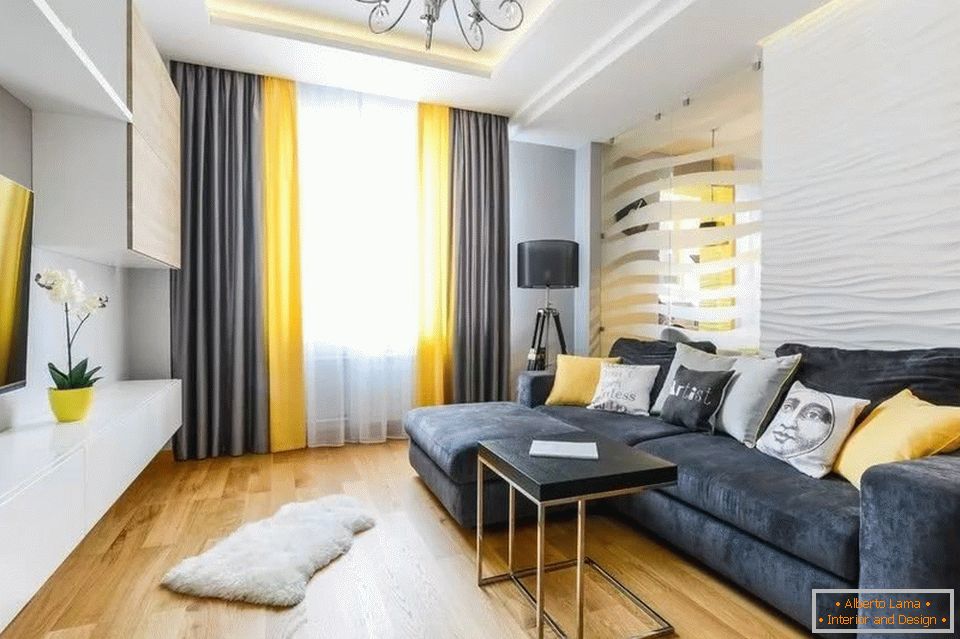 Črne in rumene zavese ter kavč v beli sobi