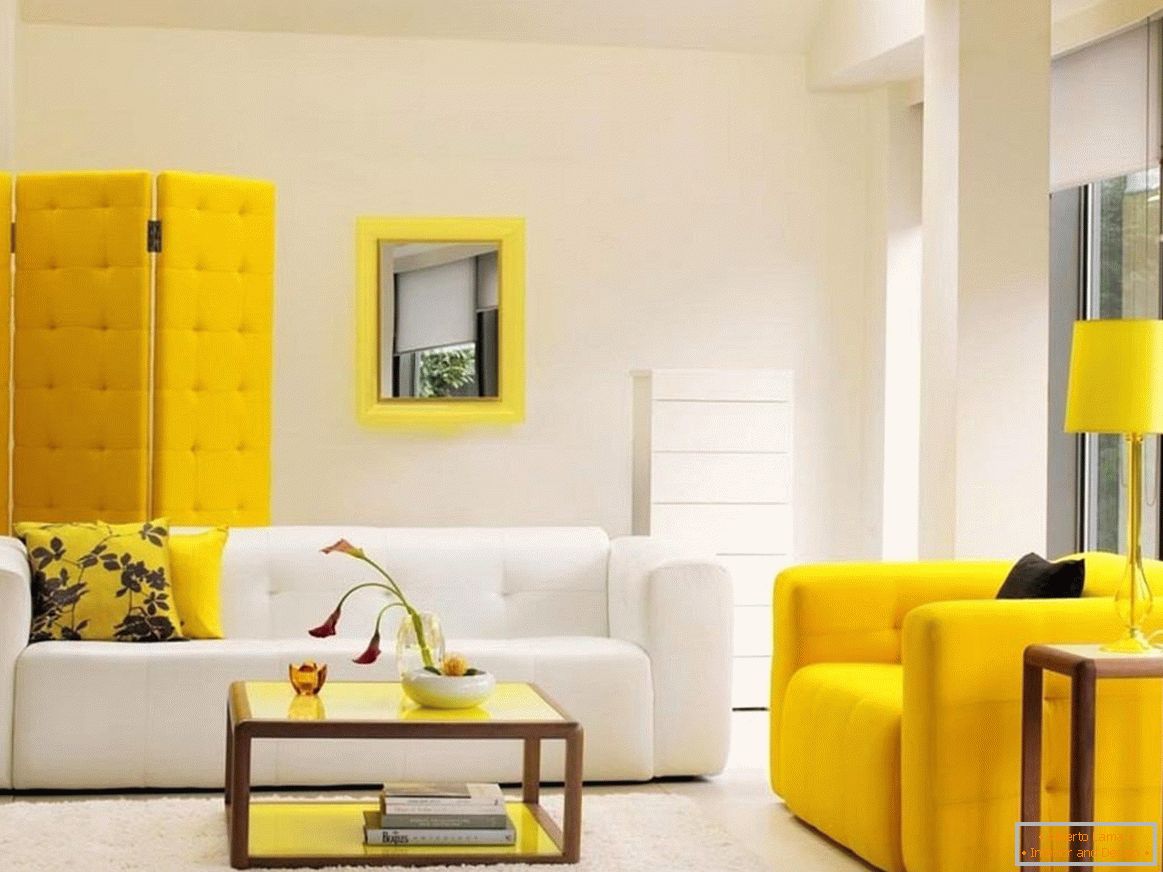 Kombinacija belega in rumenega pohištva v notranjosti