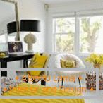 Bela spalnica z rumenim dekorjem
