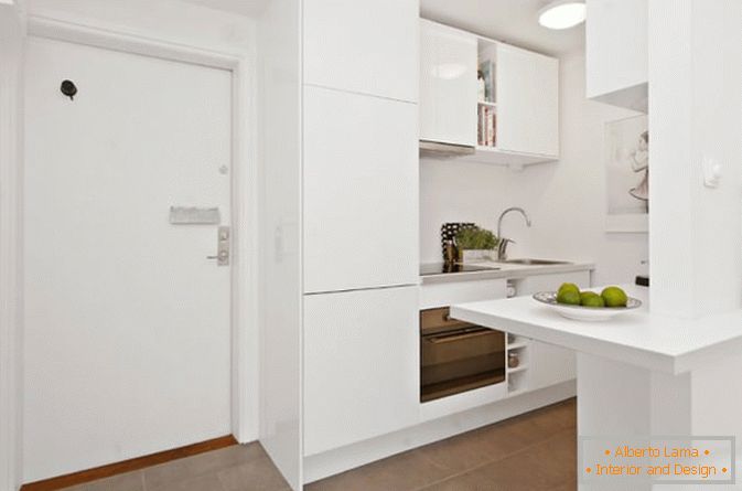 Kuhinja studio apartma v beli barvi