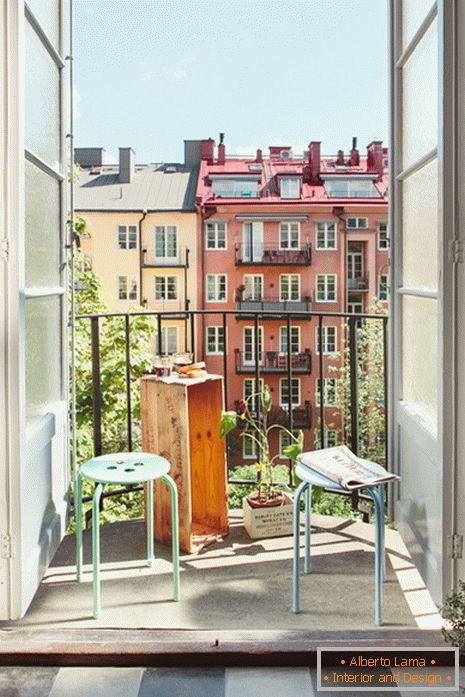 Manjši balkon s pogledom na mesto