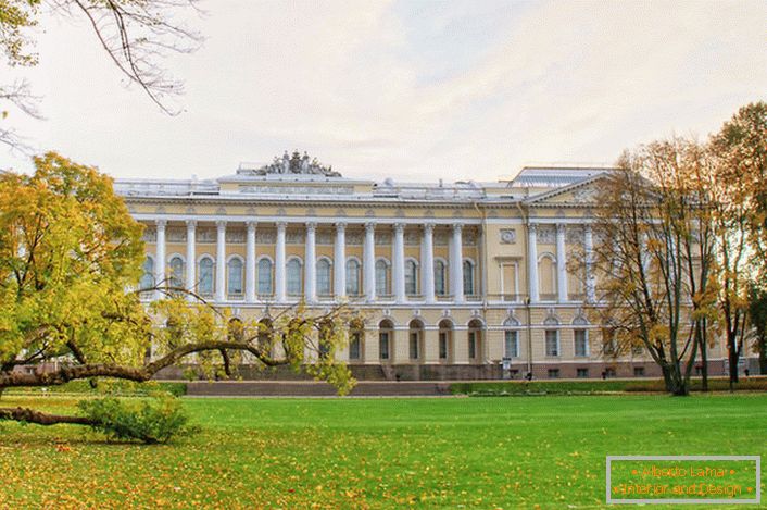 Luksuzna palača Mikhailovsky v slogu Empire v Sankt Peterburgu.