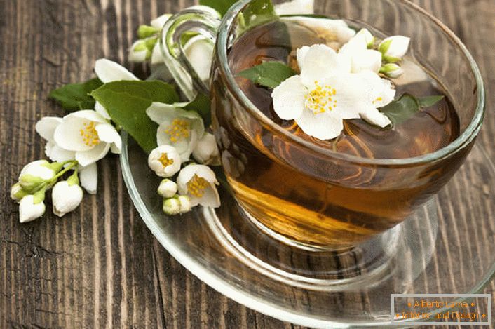 Zgodovina priljubljenosti čaja z jasminom je povezana s kitajskimi zdravilci, ki so trdili, da ima jasmine lastnosti afrodiziaka in ženskam pomaga postati zaželeno. 