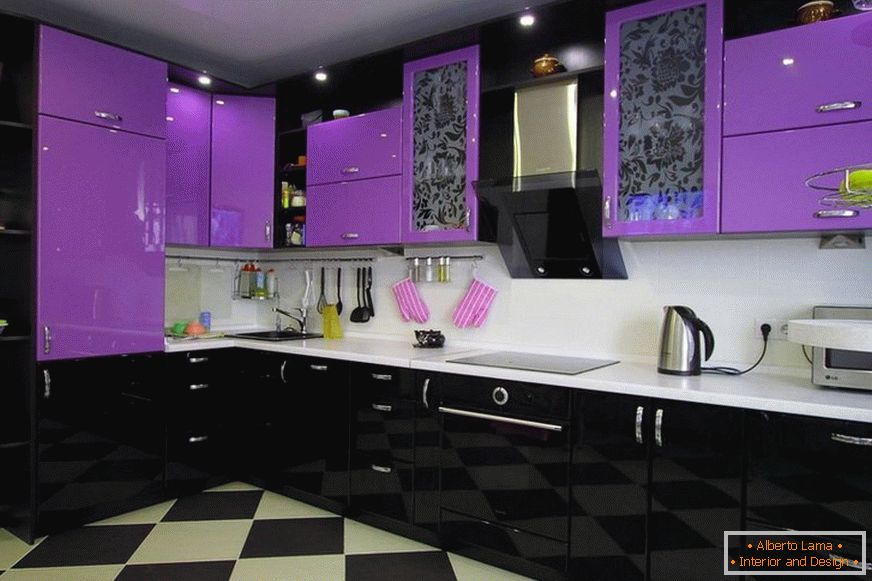 Črna in vijolična sijajna kuhinja