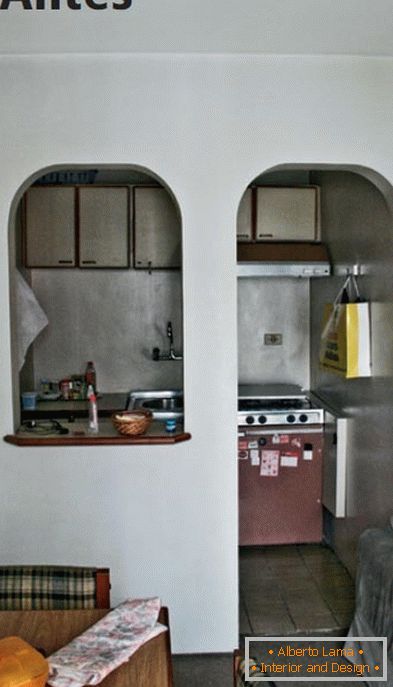 Kuhinja pred obnovo je ločena od dnevne sobe z lokom