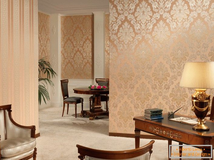 Strogi trakovi in ​​okrašeni vzorci zlate barve, na nežnem ozadju breskev v pisarni v baročnem slogu.