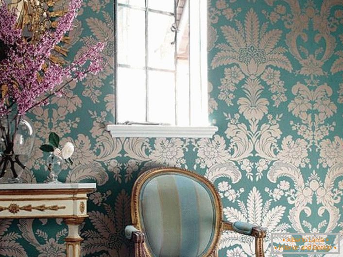 Nežne modre barve z vzorci zlate barve. Pohištvo z izklesanimi ročaji, robovi ogledal so izdelani v najboljših baročnih slogih.