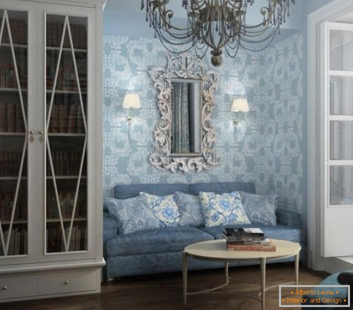 Gost soba v modrih tonih. Zidna dekoracija je izbrana v skladu z baročnimi zahtevami.