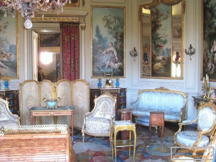 Stenske knjige, posnemajo stare slike, v sobi za goste v baročnem slogu. 