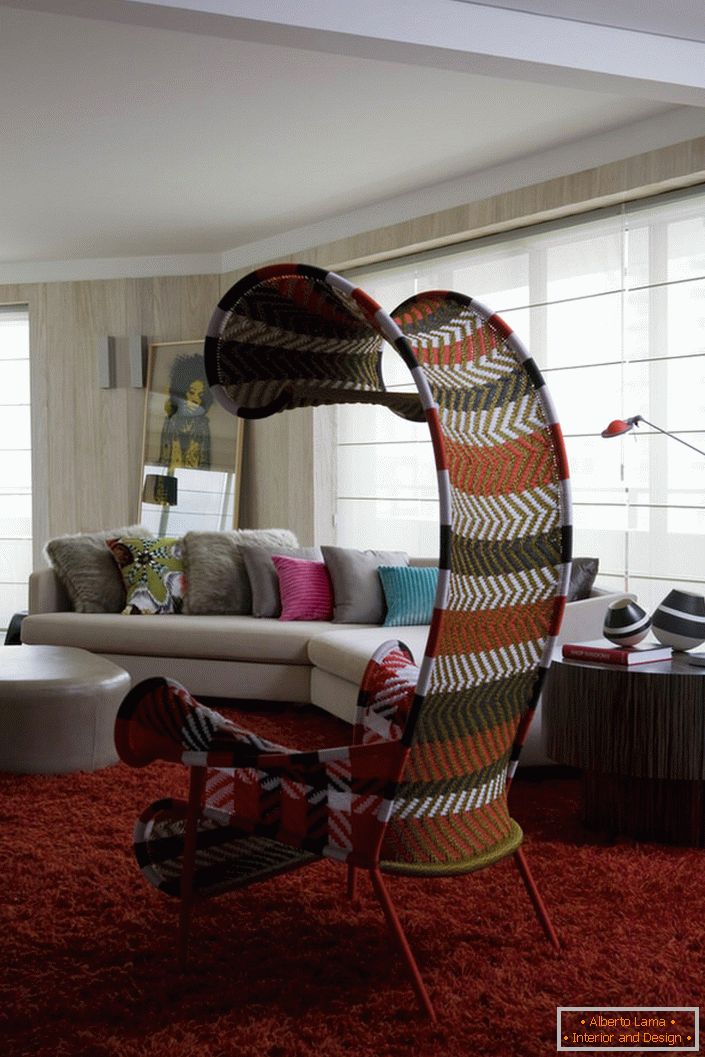 Dizajnerski model pohištva za dnevno sobo v ekološkem stilu - fotelj v tekstilu s krošnjami.