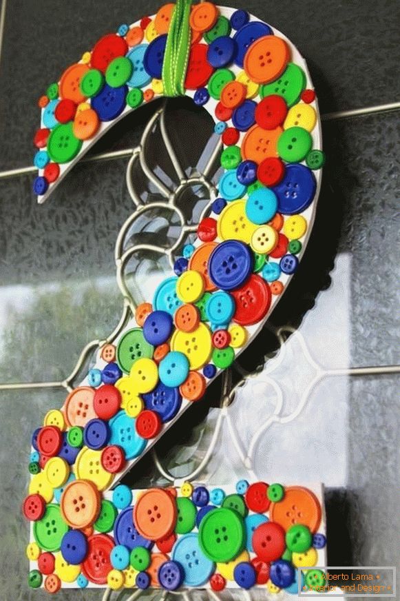 Številke dekoracije z gumbi
