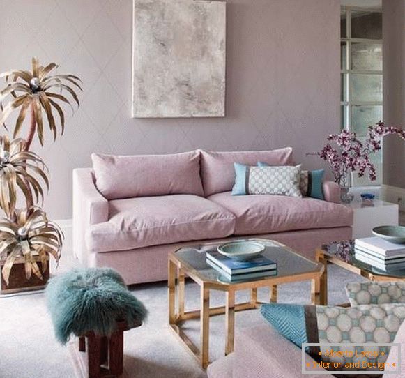 Zasnova dnevne sobe v svetlo roza in modri barvi