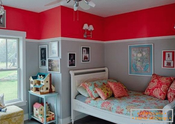 Kombinacija rdečih in modrih barv v notranjosti otroške sobe