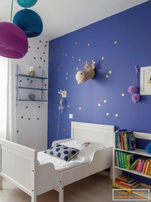 Modra barva sten v otroški sobi z lila dekor