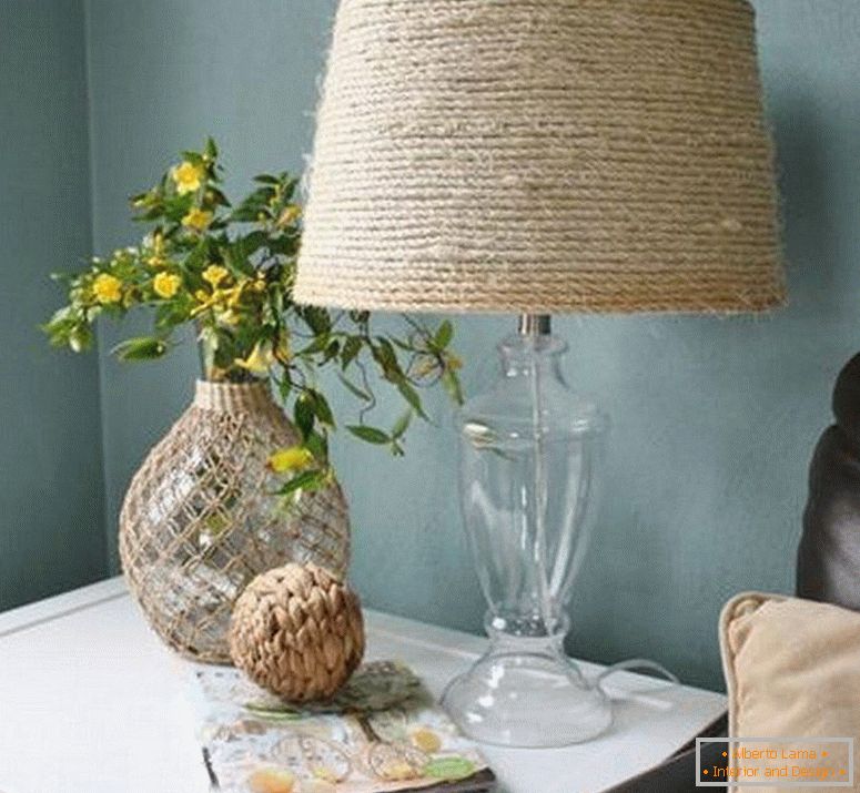 Vaza, svetilka in revija na mizi