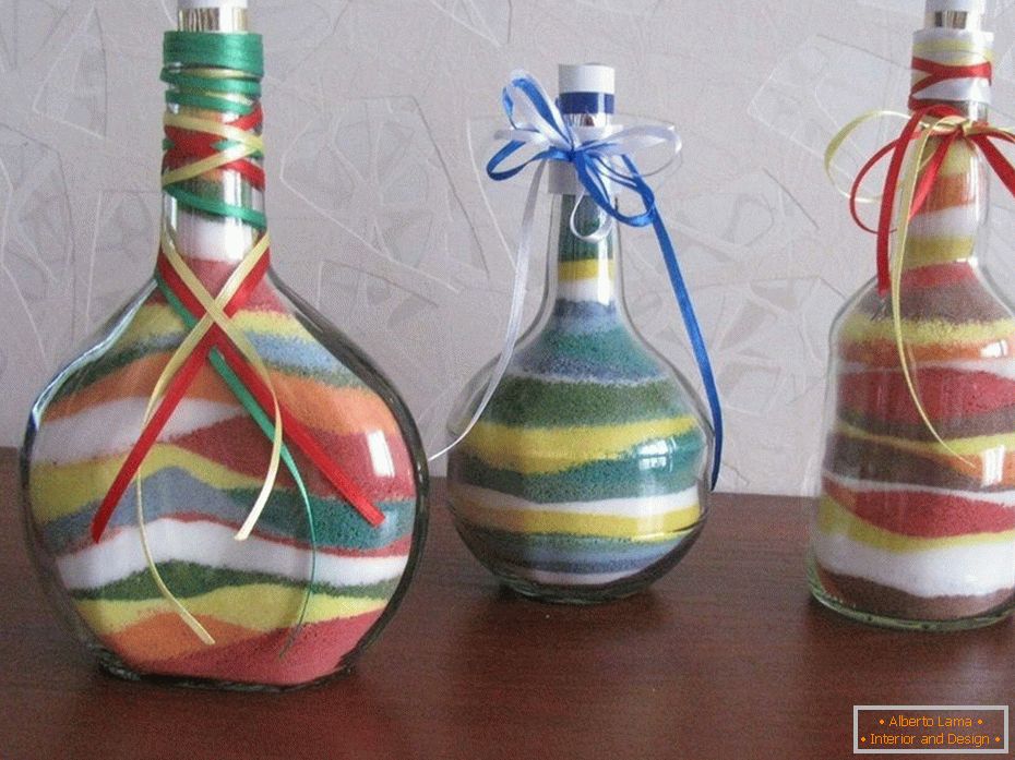 Steklenice različnih oblik z barvno soljo