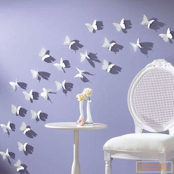 Bele metulje na steni