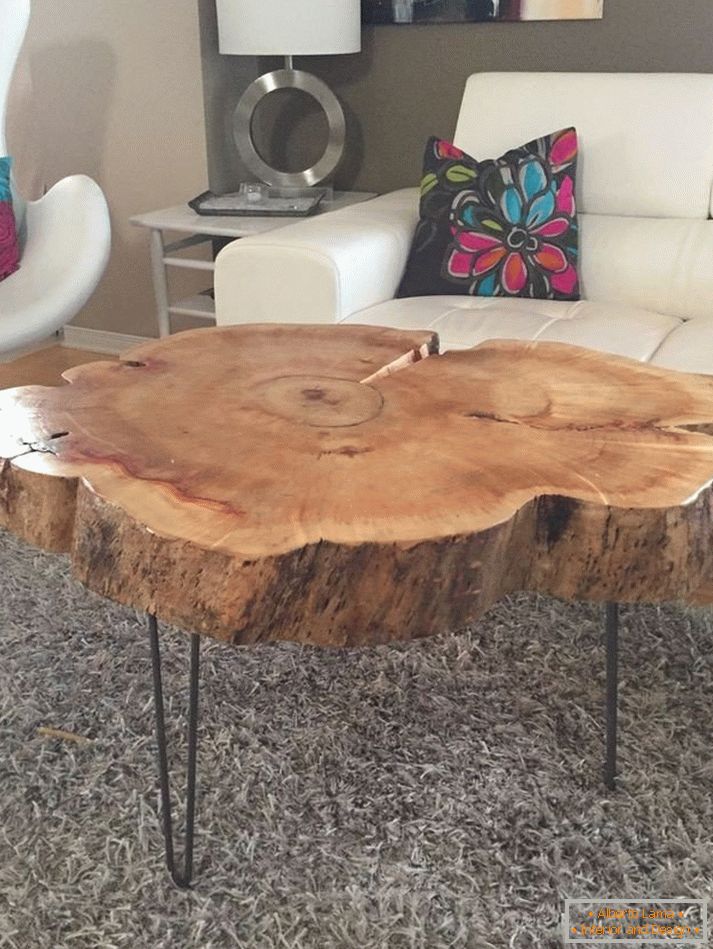 Velika miza za kavo iz naravnega lesa
