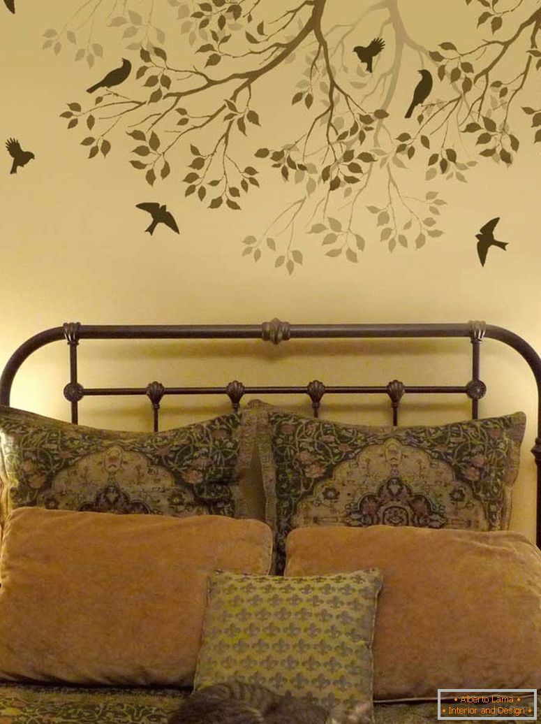Drevo s pticami nad posteljo