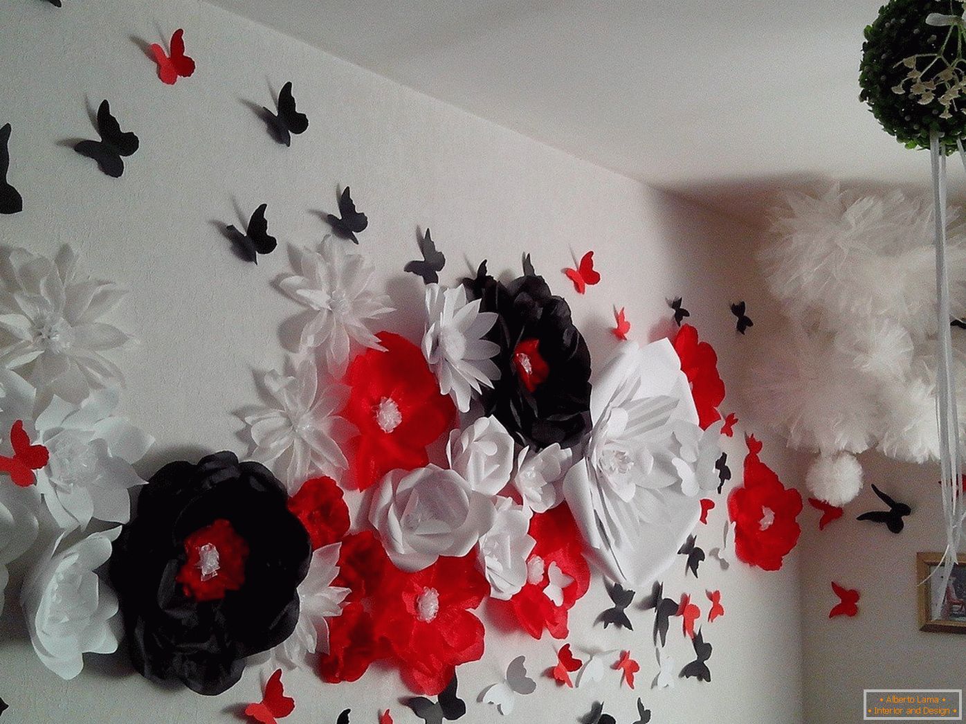 Rože in metulji na steni
