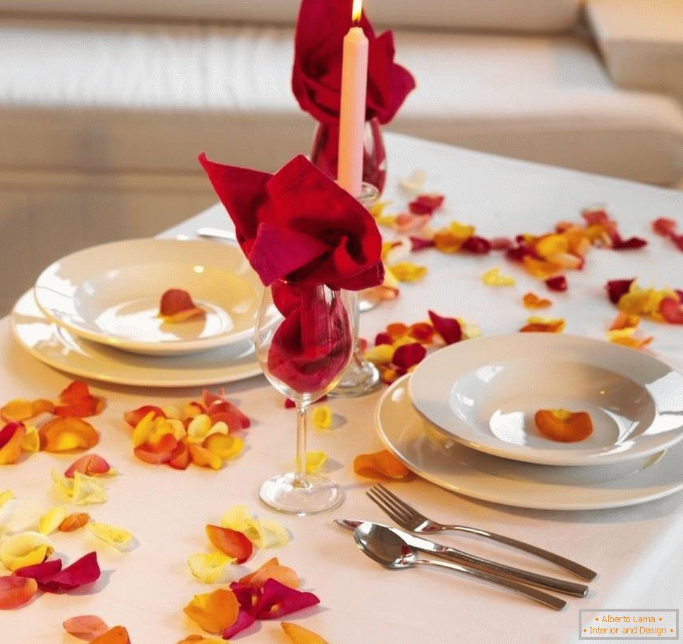 Enostavna dekoracija mize z vrtnicami