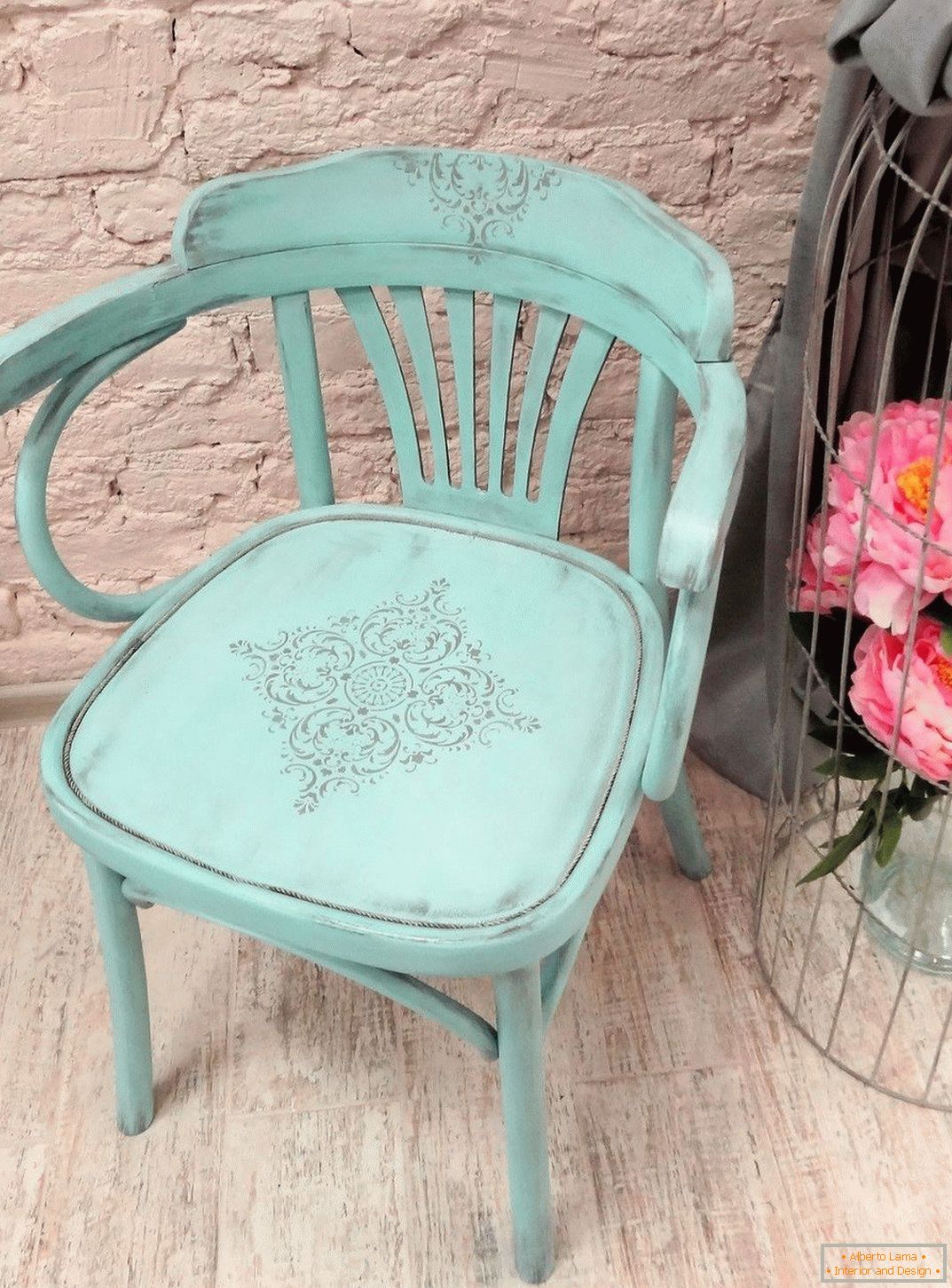 Okrasni stolček s šablono in barvo