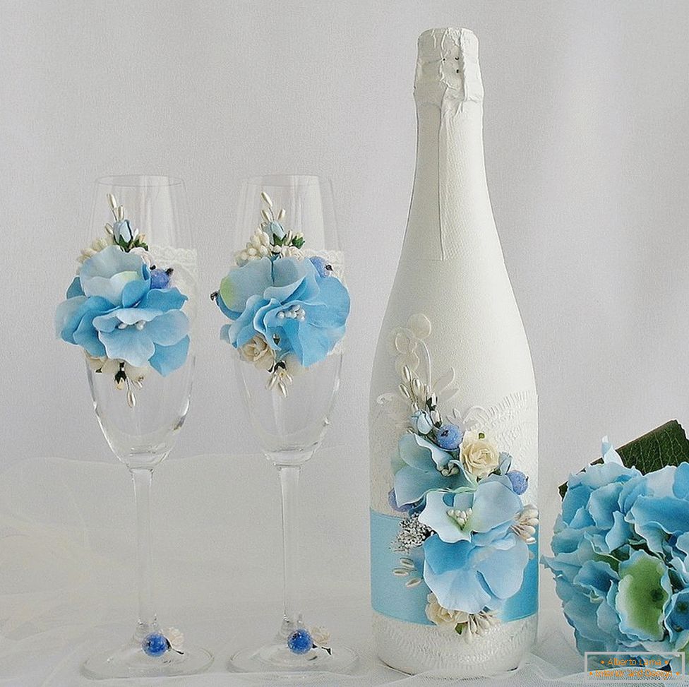 Dekoracija poročnih očal in steklenic s cvetjem