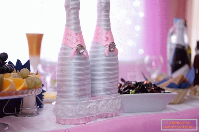Dekor poročnih steklenic лентами