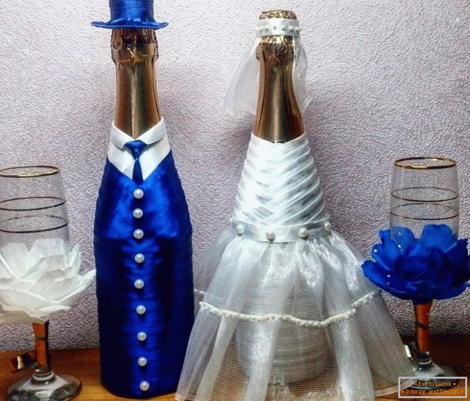 Poroka steklenice v oblekah neveste in ženina