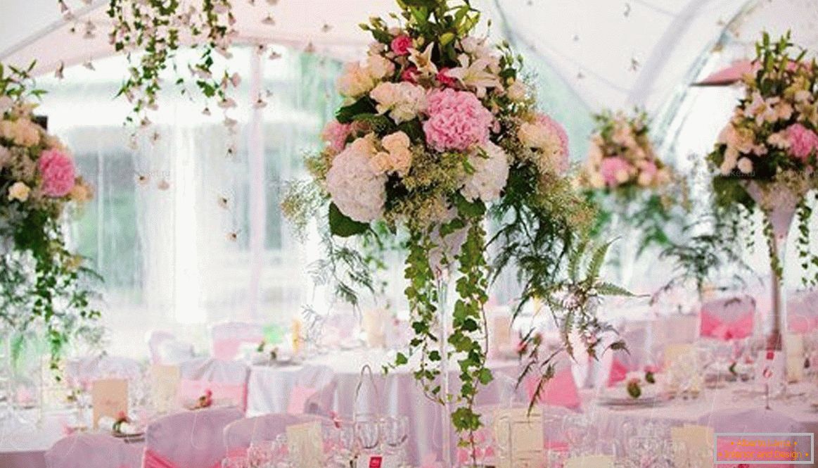 Dekoracija poročne dvorane s svežim cvetjem