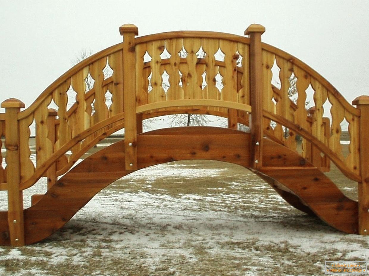 Leseni most z lastnimi rokami