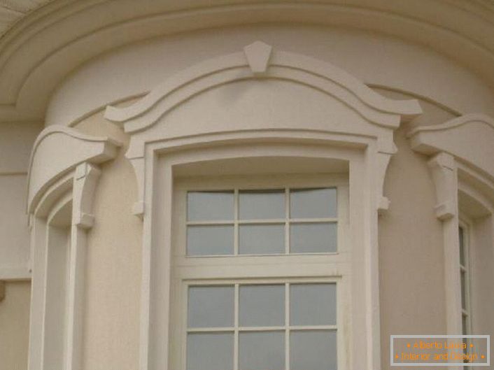 Okenski okvirji so izdelani v slogu Art Nouveau. 