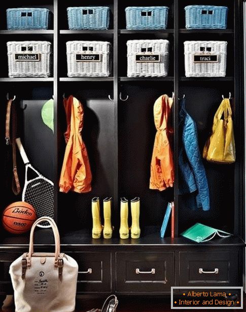 Garderoba s košari na hodniku